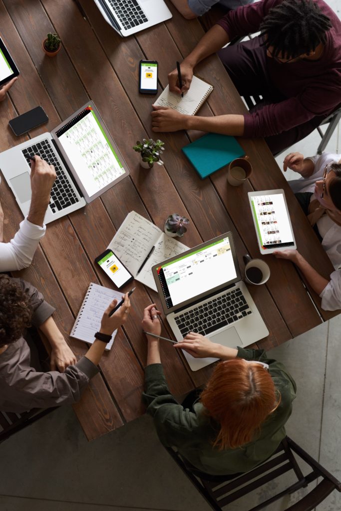 equipo humano de trabajo planificando con odoo